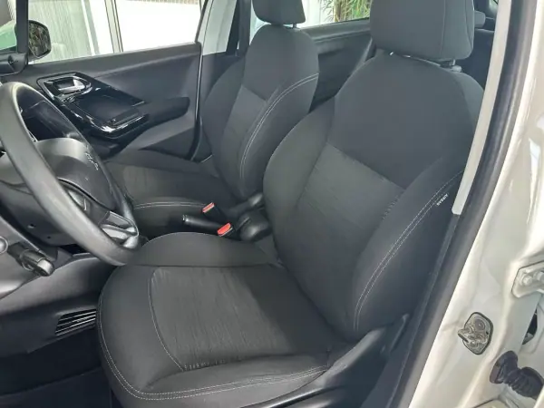 Peugeot 208 2018 - 11990 EUR, 141744 km - AUTO.MOTO.pt - 141744km - foto 8 de 21