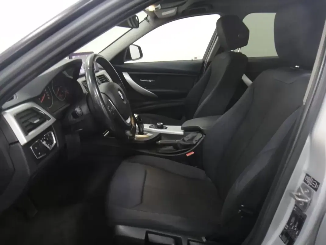 BMW 318 2013 - 13990 EUR, 157000 km - AUTO.MOTO.pt - 157000km - foto 9 de 27
