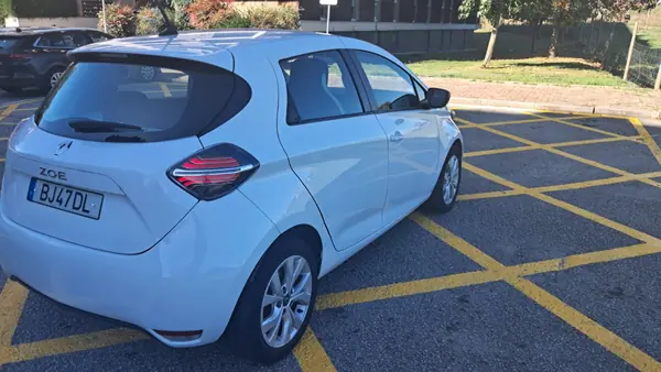 Renault Zoe 2020 - 12700 EUR, 78500 km - AUTO.MOTO.pt - 78500km - foto 4 de 13