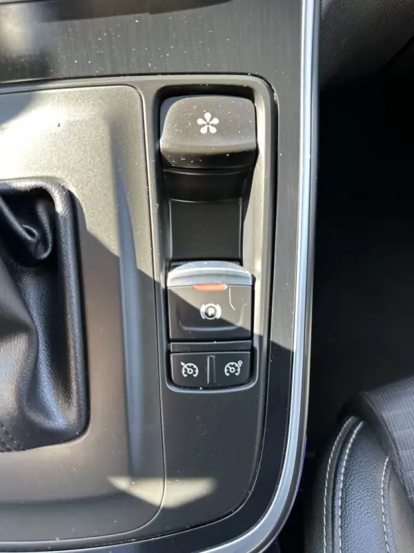Renault Scénic 2016 - 10900 EUR, 220000 km - AUTO.MOTO.pt - 220000km - foto 50 de 66