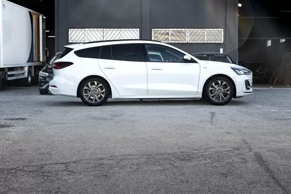 Ford Focus SW 2022 - 18999 EUR, 126000 km - AUTO.MOTO.pt - 126000km - foto 2 de 24