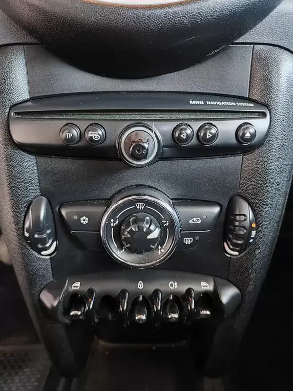 MINI One 2011 - 8250 EUR, 180000 km - AUTO.MOTO.pt - 180000km - foto 28 de 34