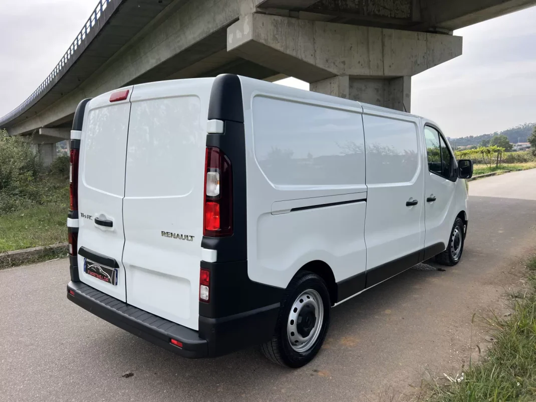 Renault TRAFIC 2.0 BlueDci L2H1 Longa Grand Confort 130 cv GPS 2022 - 21350 EUR, 46000 km - AUTO.MOTO.pt - 46000km - foto 2 de 34