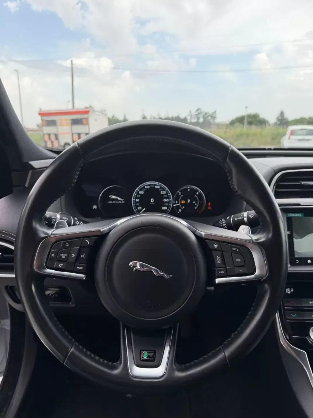Jaguar XE 2018 - 17000 EUR, 273353 km - AUTO.MOTO.pt - 273353km - foto 9 de 20