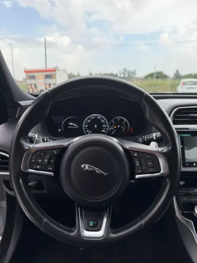 Jaguar XE 2018 - 17000 EUR, 273353 km - AUTO.MOTO.pt - 273353km - foto 9 de 20