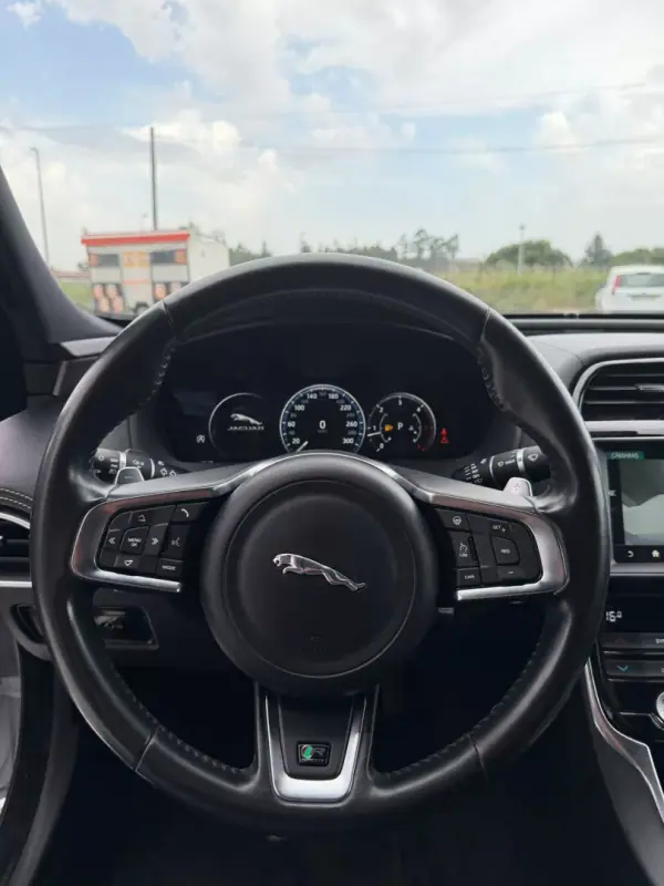 Jaguar XE 2018 - 17000 EUR, 273353 km - AUTO.MOTO.pt - 273353km - foto 9 de 20