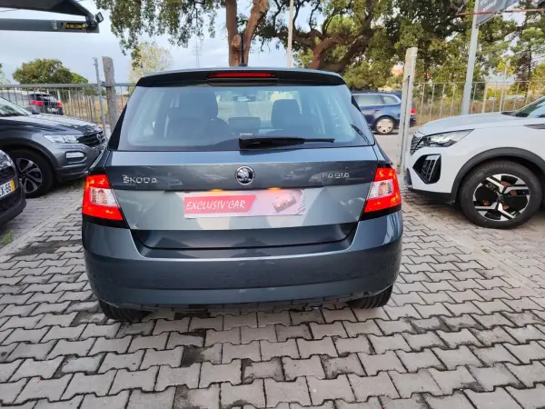 Skoda Fabia 2015 - 11900 EUR, 130000 km - AUTO.MOTO.pt - 130000km - foto 6 de 17