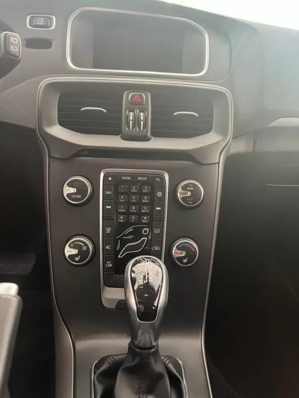 Volvo V40 2016 - 12750 EUR, 126641 km - AUTO.MOTO.pt - 126641km - foto 7 de 11