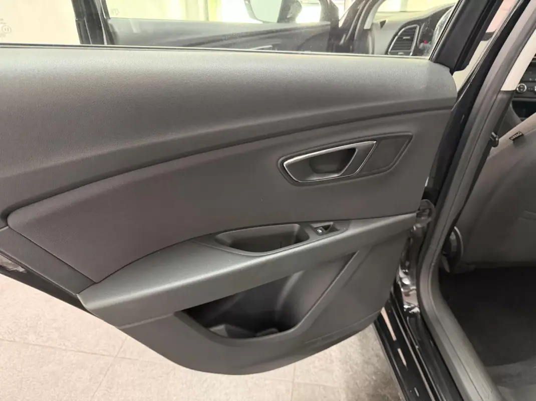 SEAT Leon ST 2016 - 9990 EUR, 214000 km - AUTO.MOTO.pt - 214000km - foto 6 de 19