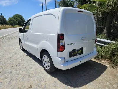 Peugeot PARTNER GIRAFON 2014 - 7999 EUR, 149000 km - AUTO.MOTO.pt - 149000km - foto 4 de 10