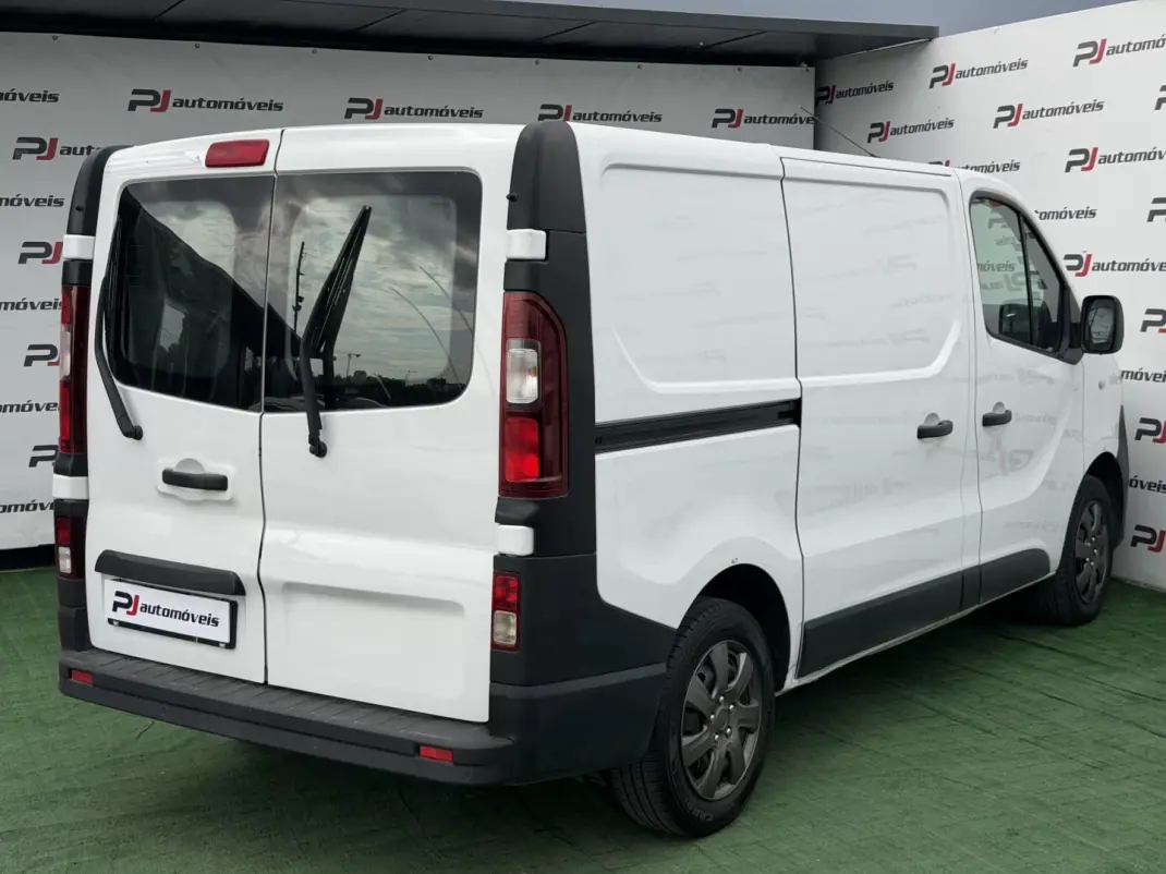 Opel 2018 - 13990 EUR, 110800 km - AUTO.MOTO.pt - 110800km - foto 8 de 17