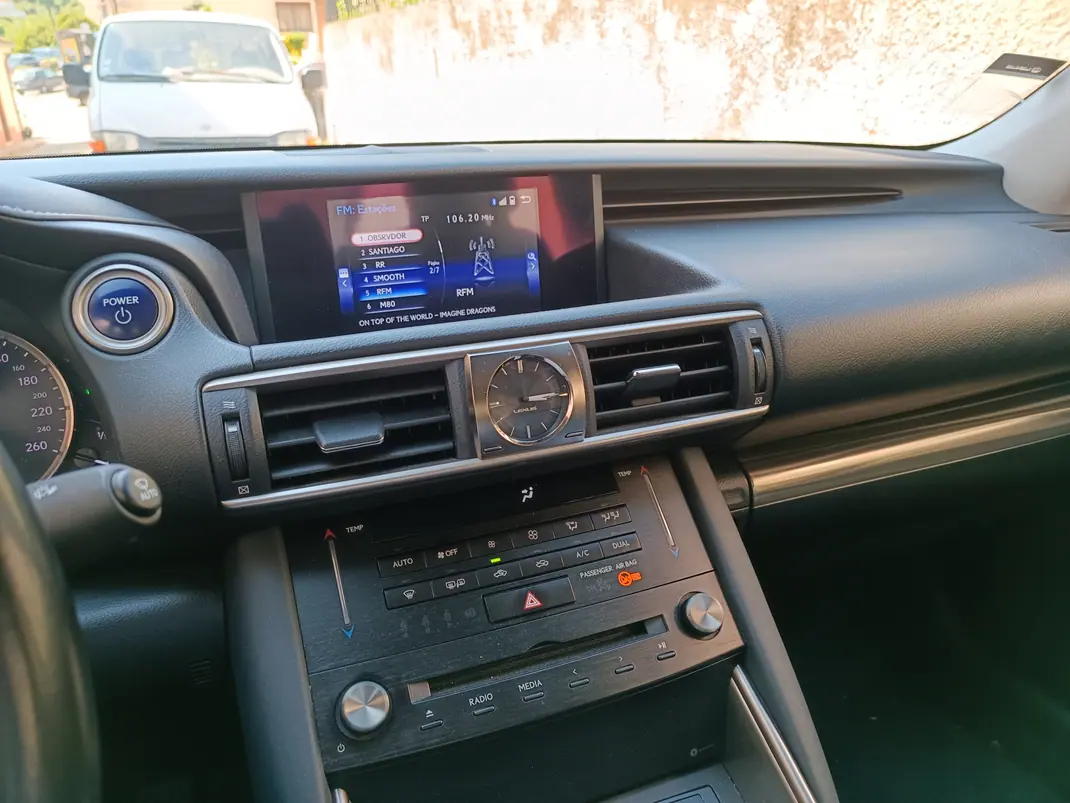 Lexus IS 300H 2018 - 25500 EUR, 68500 km - AUTO.MOTO.pt - 68500km - foto 4 de 4