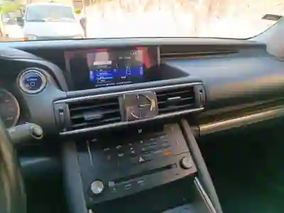 Lexus IS 300H 2018 - 25500 EUR, 68500 km - AUTO.MOTO.pt - 68500km - foto 4 de 4