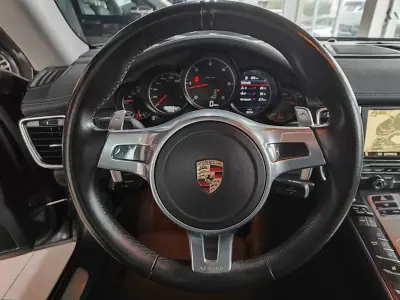 Porsche Panamera 2011 - 37500 EUR, 129500 km - AUTO.MOTO.pt - 129500km - foto 25 de 38