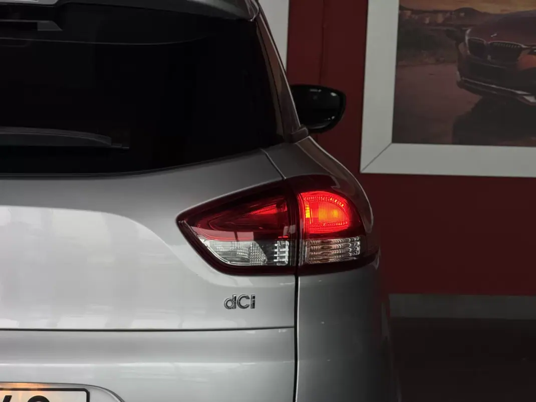 Renault Clio Sport Tourer 2016 - 10990 EUR, 88915 km - AUTO.MOTO.pt - 88915km - foto 9 de 19