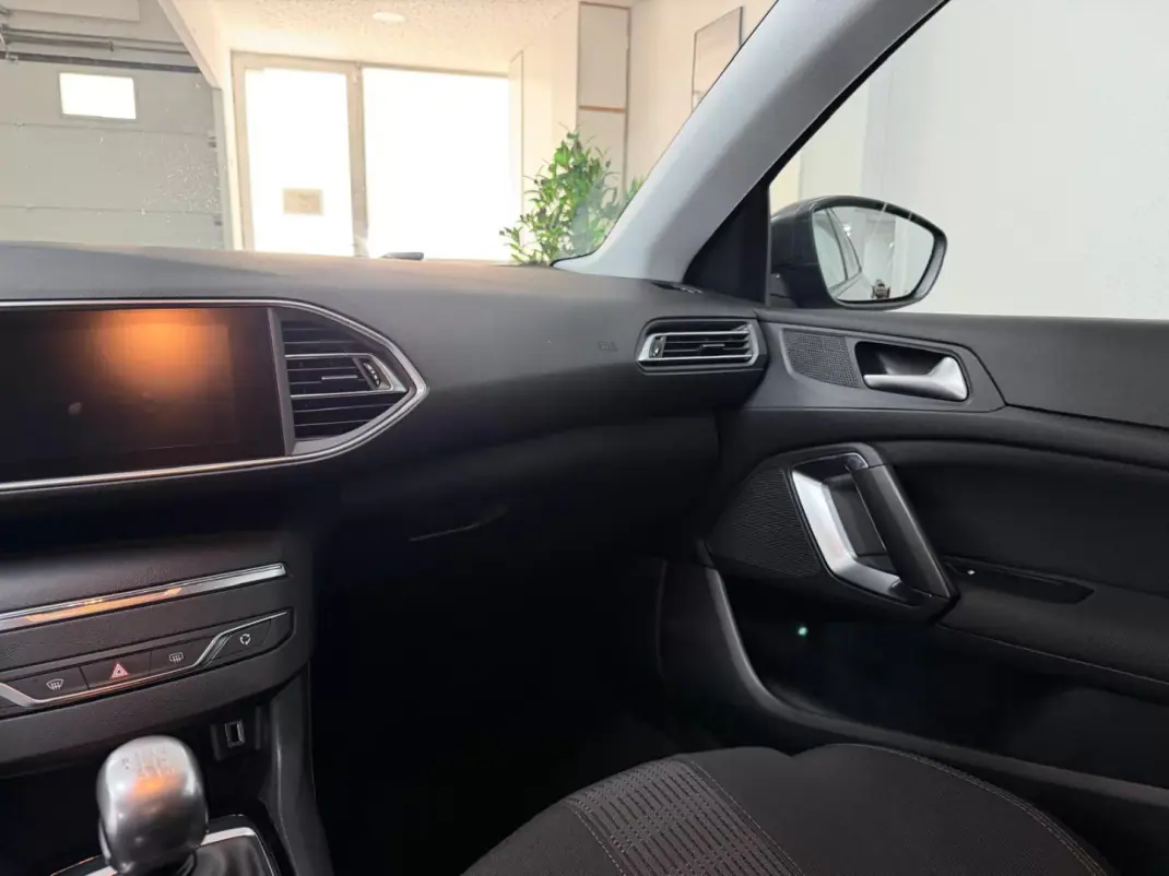Peugeot 308 2017 - 11990 EUR, 112000 km - 112000km - foto 8 de 19