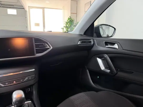 Peugeot 308 2017 - 11990 EUR, 112000 km - 112000km - foto 8 de 19