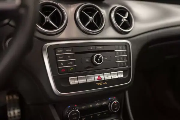 Mercedes-Benz CLA 220 2017 - 23900 EUR, 158220 km - AUTO.MOTO.pt - 158220km - foto 11 de 17