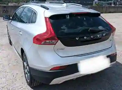 Volvo V40 Cross Country 2016 - 11000 EUR, 220000 km - AUTO.MOTO.pt - 220000km - foto 10 de 13