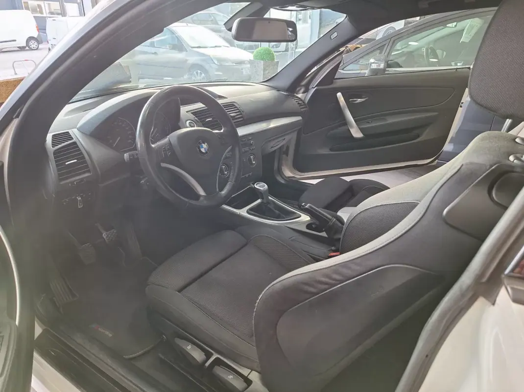 BMW 118 2011 - 11900 EUR, 243000 km - 243000km - foto 5 de 22