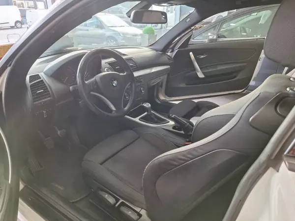 BMW 118 2011 - 11900 EUR, 243000 km - AUTO.MOTO.pt - 243000km - foto 5 de 22
