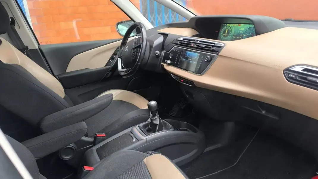 Citroën C4 Grand Picasso 2015 - 10900 EUR, 175000 km - AUTO.MOTO.pt - 175000km - foto 3 de 17