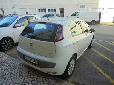 Fiat Punto 2010 - 5900 EUR, 147000 km - AUTO.MOTO.pt - 147000km - foto 10 de 28
