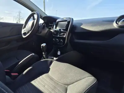 Renault Clio Sport Tourer 2018 - 11250 EUR, 87756 km - AUTO.MOTO.pt - 87756km - foto 10 de 30