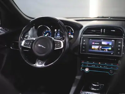 Jaguar F-Pace 2017 - 24990 EUR, 151545 km - AUTO.MOTO.pt - 151545km - foto 14 de 23