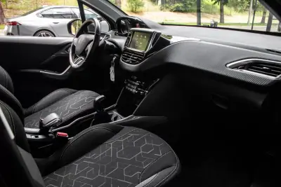 Peugeot 2008 2018 - 8750 EUR, 72668 km - AUTO.MOTO.pt - 72668km - foto 23 de 39