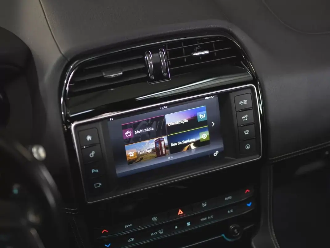 Jaguar F-Pace 2017 - 24990 EUR, 151545 km - AUTO.MOTO.pt - 151545km - foto 17 de 23