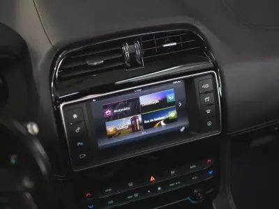 Jaguar F-Pace 2017 - 24990 EUR, 151545 km - AUTO.MOTO.pt - 151545km - foto 17 de 23