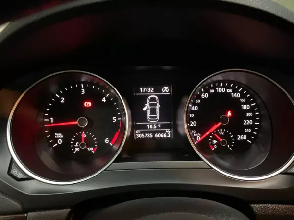 Volkswagen Jetta 2015 - 8950 EUR, 305000 km - AUTO.MOTO.pt - 305000km - foto 10 de 20