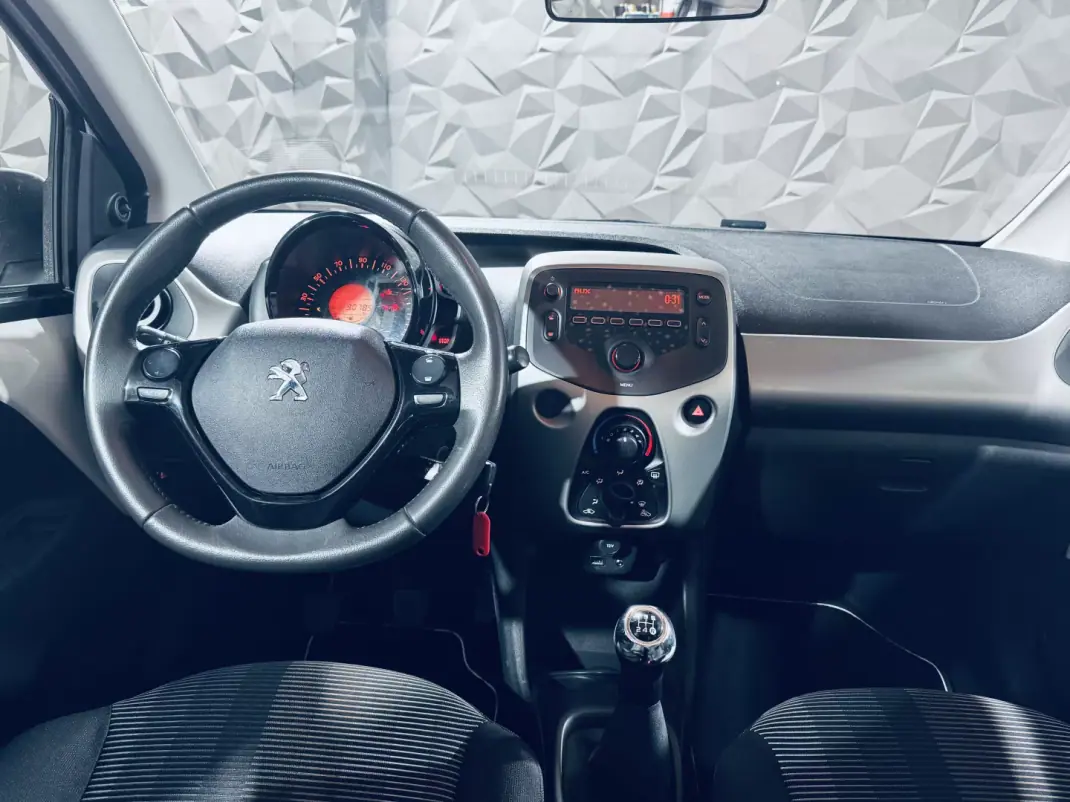 Peugeot 108 2015 - 8990 EUR, 90785 km - AUTO.MOTO.pt - 90785km - foto 23 de 41