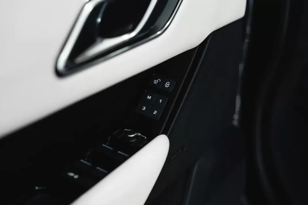 Land Rover Velar 2018 - 42950 EUR, 126000 km - 126000km - foto 18 de 50