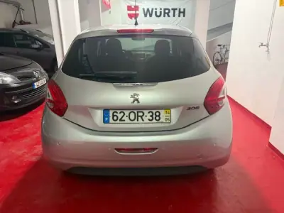 Peugeot 208 2014 - 7400 EUR, 116000 km - AUTO.MOTO.pt - 116000km - foto 5 de 26