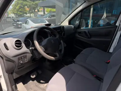Peugeot e-Partner 2017 - 10500 EUR, 98000 km - AUTO.MOTO.pt - 98000km - foto 7 de 8