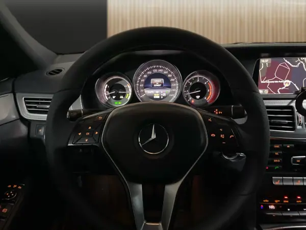 Mercedes-Benz E 300 2013 - 13950 EUR, 330000 km - AUTO.MOTO.pt - 330000km - foto 9 de 20