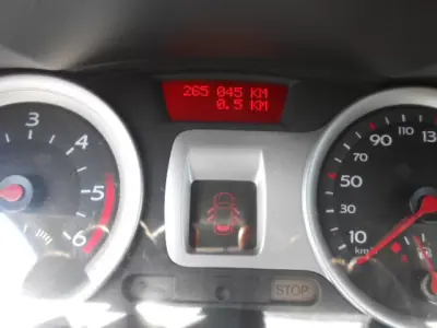 Renault Clio 2006 - 4750 EUR, 265045 km - AUTO.MOTO.pt - 265045km - foto 12 de 12