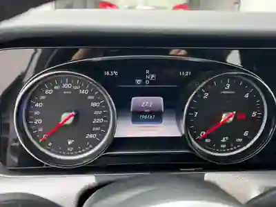 Mercedes-Benz E 220 2020 - 25900 EUR, 197500 km - AUTO.MOTO.pt - 197500km - foto 9 de 15