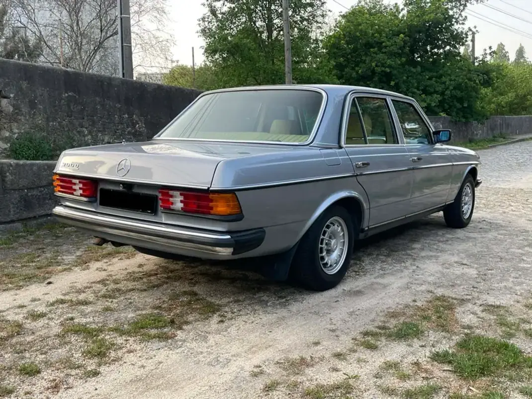 Mercedes-Benz 300 1982 - 13900 EUR, 233000 km - 233000km - foto 4 de 32