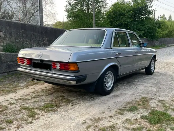 Mercedes-Benz 300 1982 - 13900 EUR, 233000 km - AUTO.MOTO.pt - 233000km - foto 4 de 32