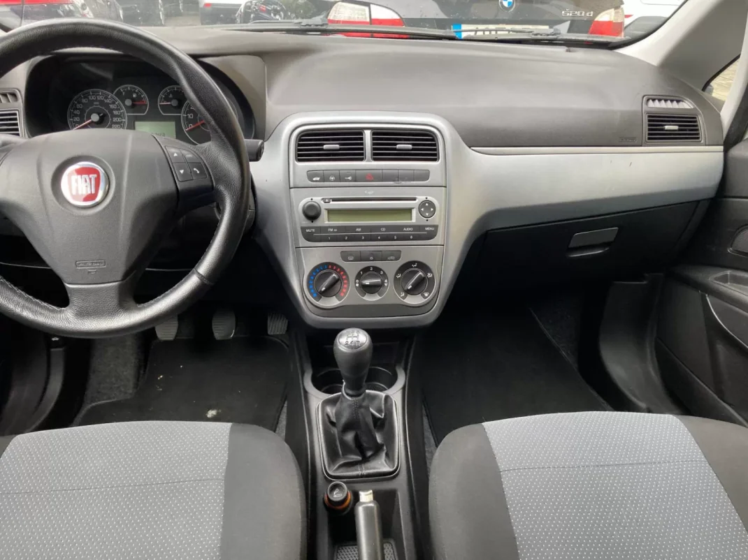 Fiat Punto 2010 - 6500 EUR, 174000 km - AUTO.MOTO.pt - 174000km - foto 12 de 15