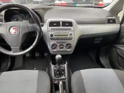 Fiat Punto 2010 - 6500 EUR, 174000 km - AUTO.MOTO.pt - 174000km - foto 12 de 15