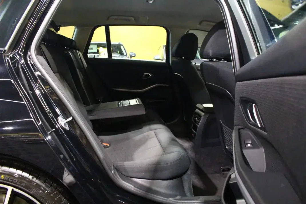 BMW 318 2022 - 27250 EUR, 132000 km - AUTO.MOTO.pt - 132000km - foto 19 de 38