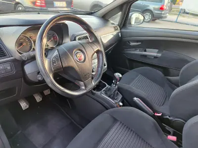 Fiat Grande Punto 2010 - 13900 EUR, 32000 km - AUTO.MOTO.pt - 32000km - foto 17 de 28