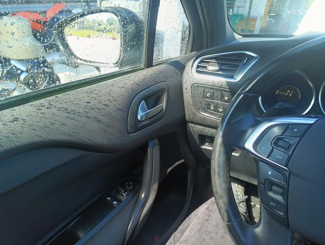 Citroën DS4 2012 - 6500 EUR, 245000 km - AUTO.MOTO.pt - 245000km - foto 6 de 12