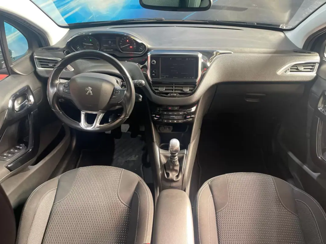 Peugeot 208 2018 - 8899 EUR, 106000 km - AUTO.MOTO.pt - 106000km - foto 24 de 42