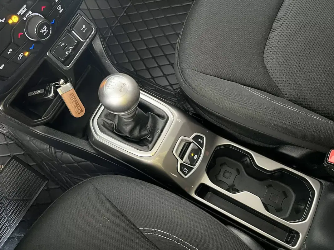 Jeep Renegade 2020 - 14800 EUR, 108465 km - AUTO.MOTO.pt - 108465km - foto 14 de 22