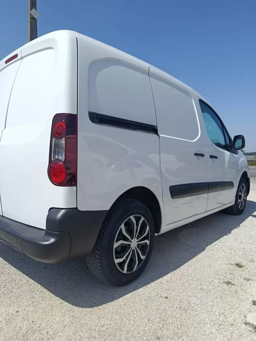 Peugeot Partner 2016 - 11900 EUR, 60000 km - 60000km - foto 2 de 6